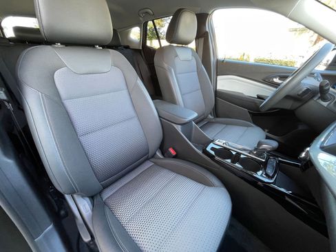 Used 2025 Chevrolet Trax LT image 36