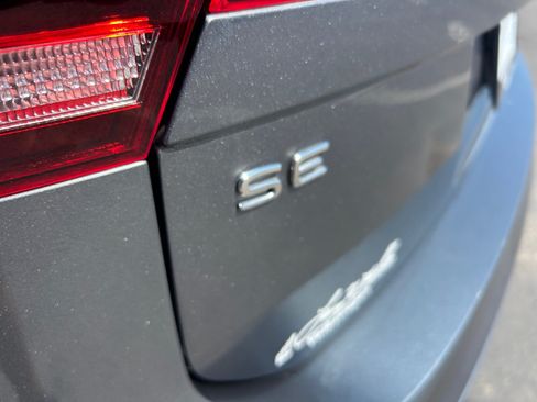 Certified 2022 Volkswagen Tiguan SE FWD image 23
