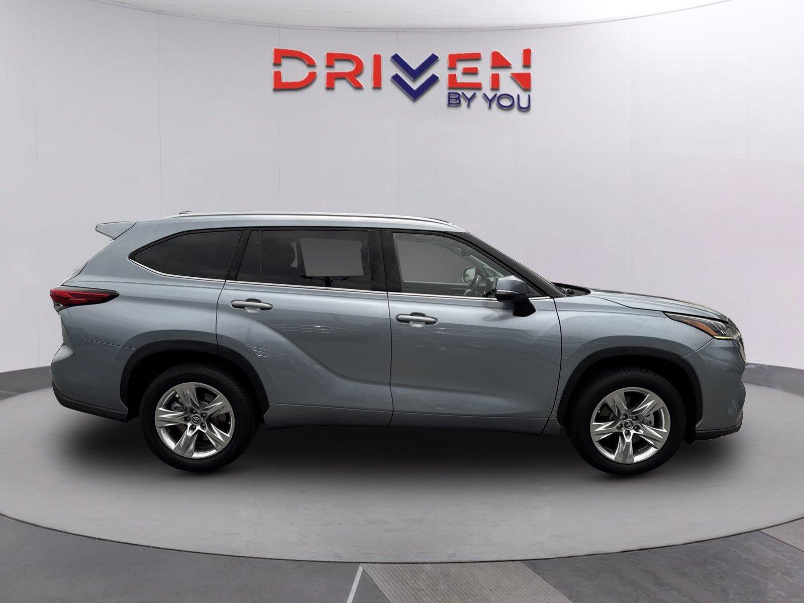 Used 2021 Toyota Highlander Limited FWD image 3