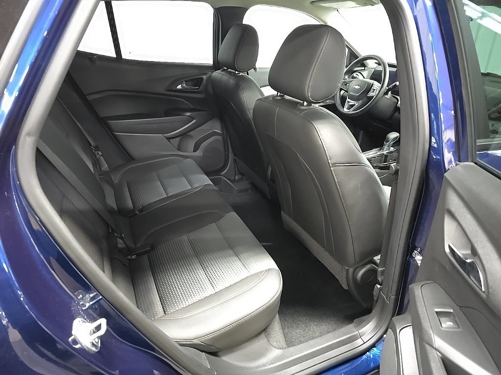 Used 2024 Chevrolet Trax LT w/ LT Convenience Package FWD image 17
