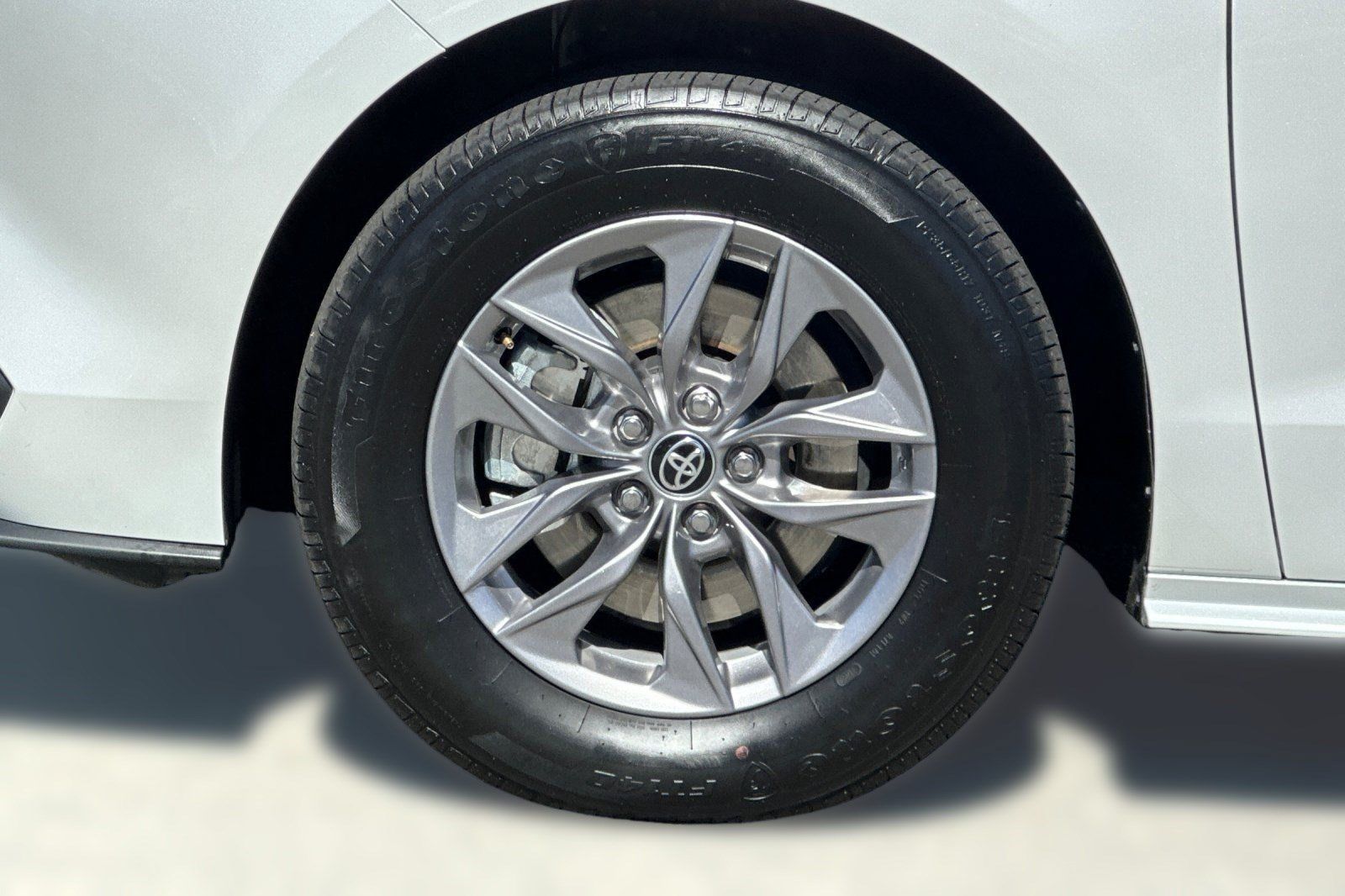 Used 2026 Toyota Sienna XLE FWD image 12
