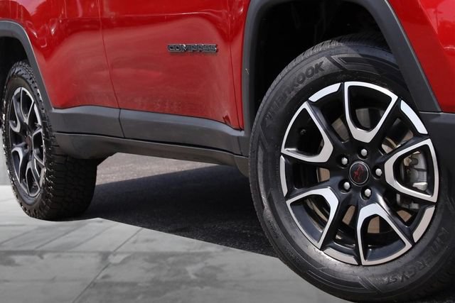 Used 2025 Jeep Compass Trailhawk AWD/4WD image 3