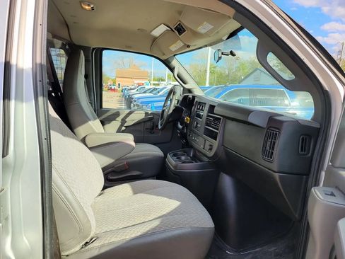Used 2016 Chevrolet Express 3500 LS RWD image 2