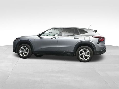 Used 2025 Chevrolet Trax LS w/ LS Convenience Package FWD image 12