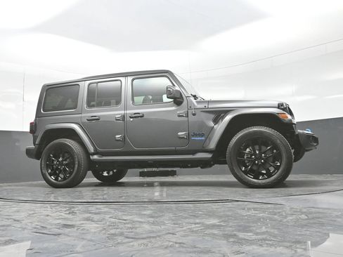 Used 2021 Jeep Wrangler Unlimited Sahara AWD/4WD image 28