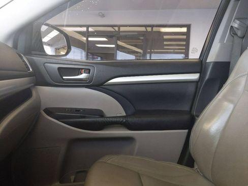 Used 2015 Toyota Highlander XLE AWD/4WD image 25