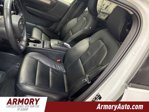 Used 2023 Volvo XC40 B5 Core w/ Convenience Package image 11