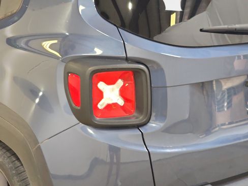 Used 2021 Jeep Renegade Latitude FWD image 29