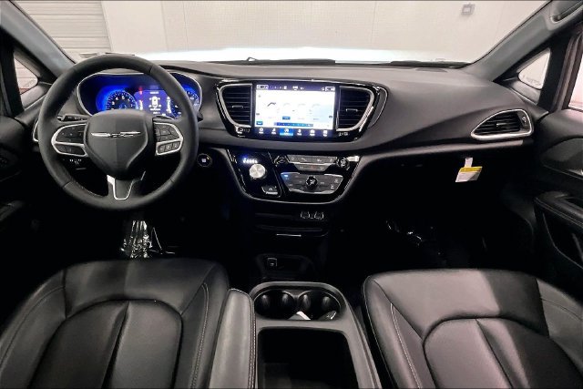 Used 2025 Chrysler Pacifica Select FWD image 18