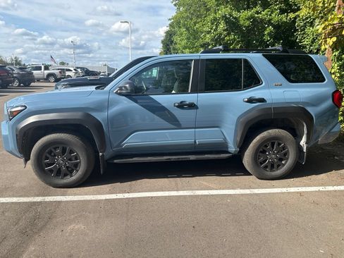 Used 2025 Toyota 4Runner SR5 AWD/4WD image 3