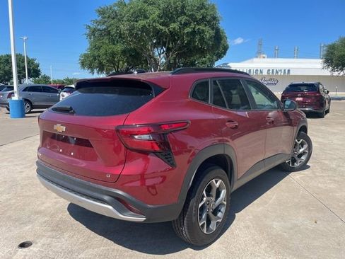 Used 2025 Chevrolet Trax LT w/ LT Convenience Package FWD image 4