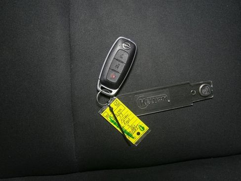 Used 2023 Nissan Rogue S AWD/4WD image 35