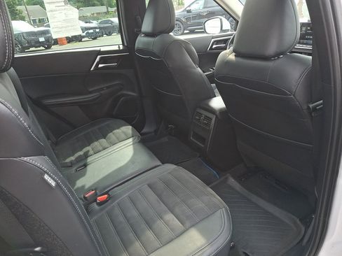Used 2023 Mitsubishi Outlander SE AWD/4WD image 15
