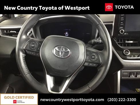 Used 2022 Toyota Corolla Cross XLE image 11