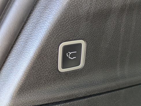 Used 2021 Chrysler Pacifica Touring-L w/ Uconnect Theater Family Group image 10