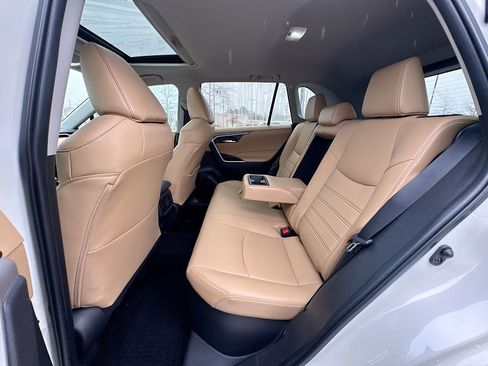 Used 2021 Toyota RAV4 XLE Premium image 30