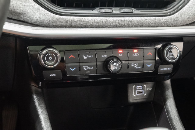 Used 2025 Jeep Compass Latitude w/ Sun & Sound Group AWD/4WD image 22