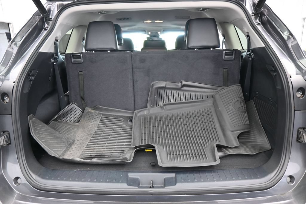 Used 2022 Toyota Highlander XLE AWD/4WD image 37