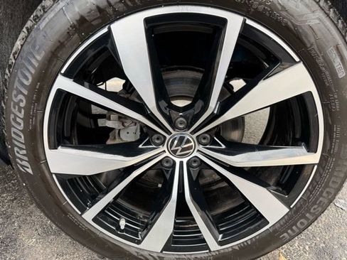 Used 2024 Volkswagen Atlas Cross Sport SEL Premium R-Line image 8