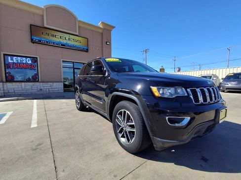 Used 2019 Jeep Grand Cherokee Laredo w/ Laredo X Package image 2