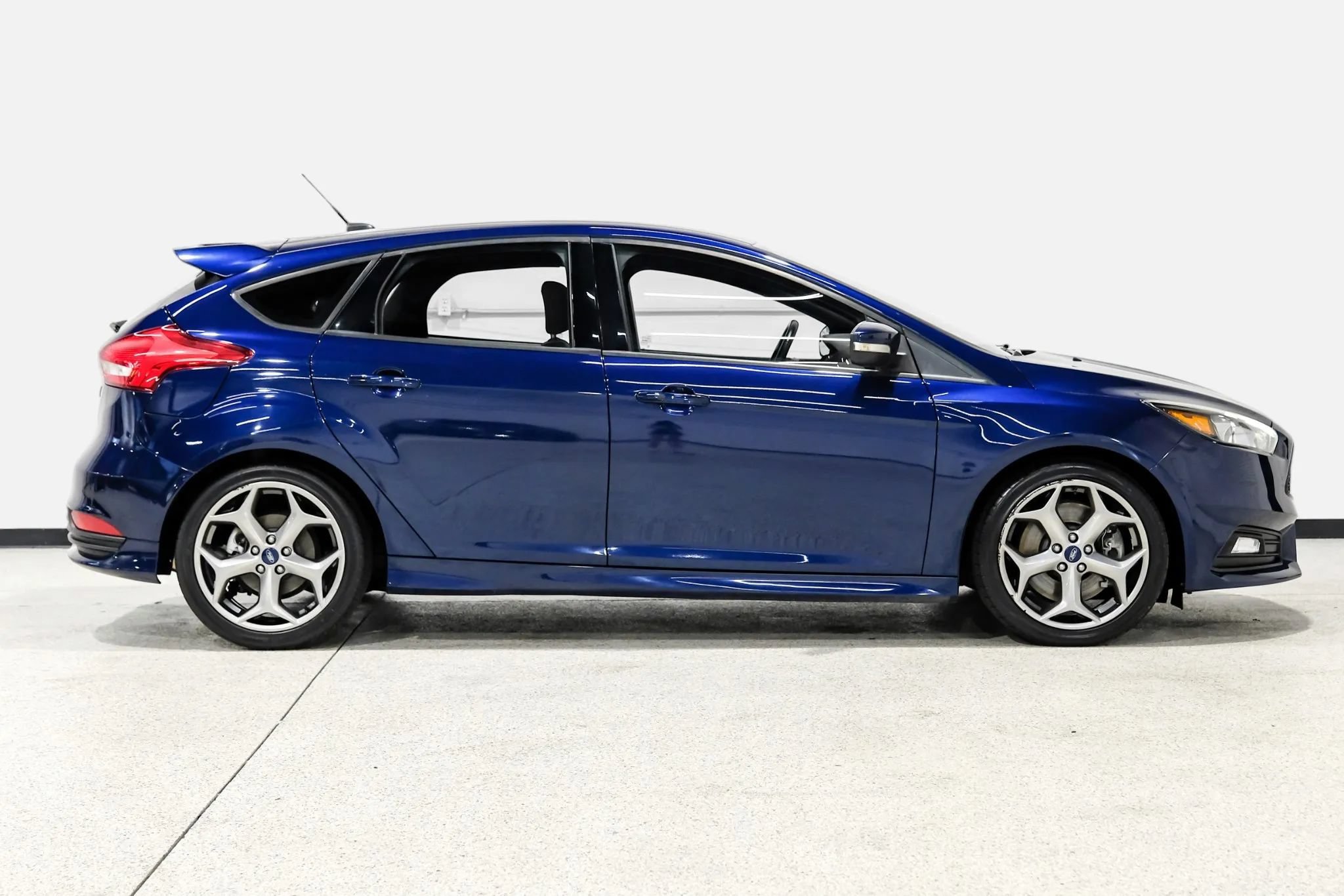 Used 2017 Ford Focus ST FWD image 5