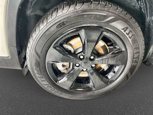 Used 2019 Jeep Cherokee Latitude Plus AWD/4WD image 9
