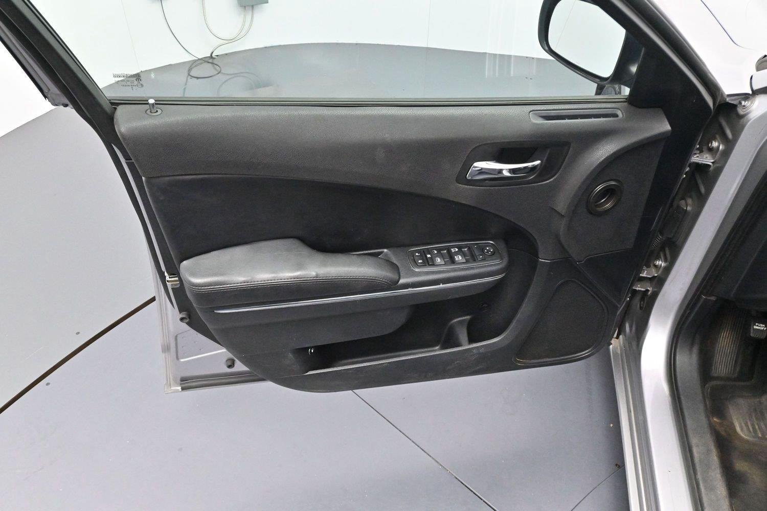 Used 2013 Dodge Charger SE RWD image 9