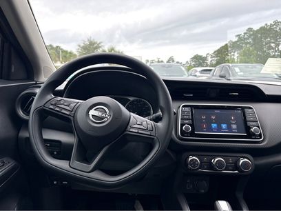 New 2025 Nissan Kicks Play S