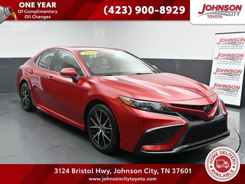 Used 2022 Toyota Camry SE image 1