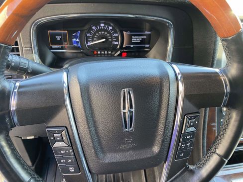 Used 2017 Lincoln Navigator Select image 15