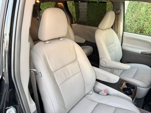 Used 2017 Toyota Sienna XLE w/ XLE Navigation Package FWD image 41