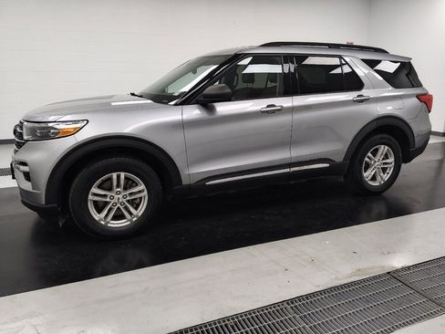 Used 2022 Ford Explorer XLT w/ Equipment Group 202A AWD/4WD image 2