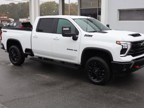 Used 2025 Chevrolet Silverado 2500 LT w/ Trail Boss Package image 2