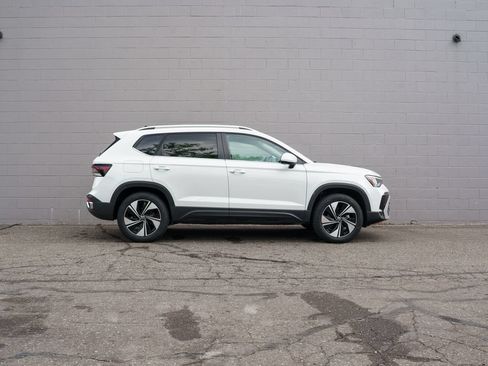 Used 2025 Volkswagen Taos SE AWD/4WD image 8