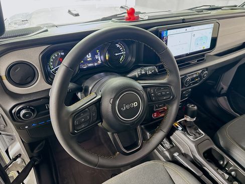 Used 2024 Jeep Wrangler Unlimited AWD/4WD image 21