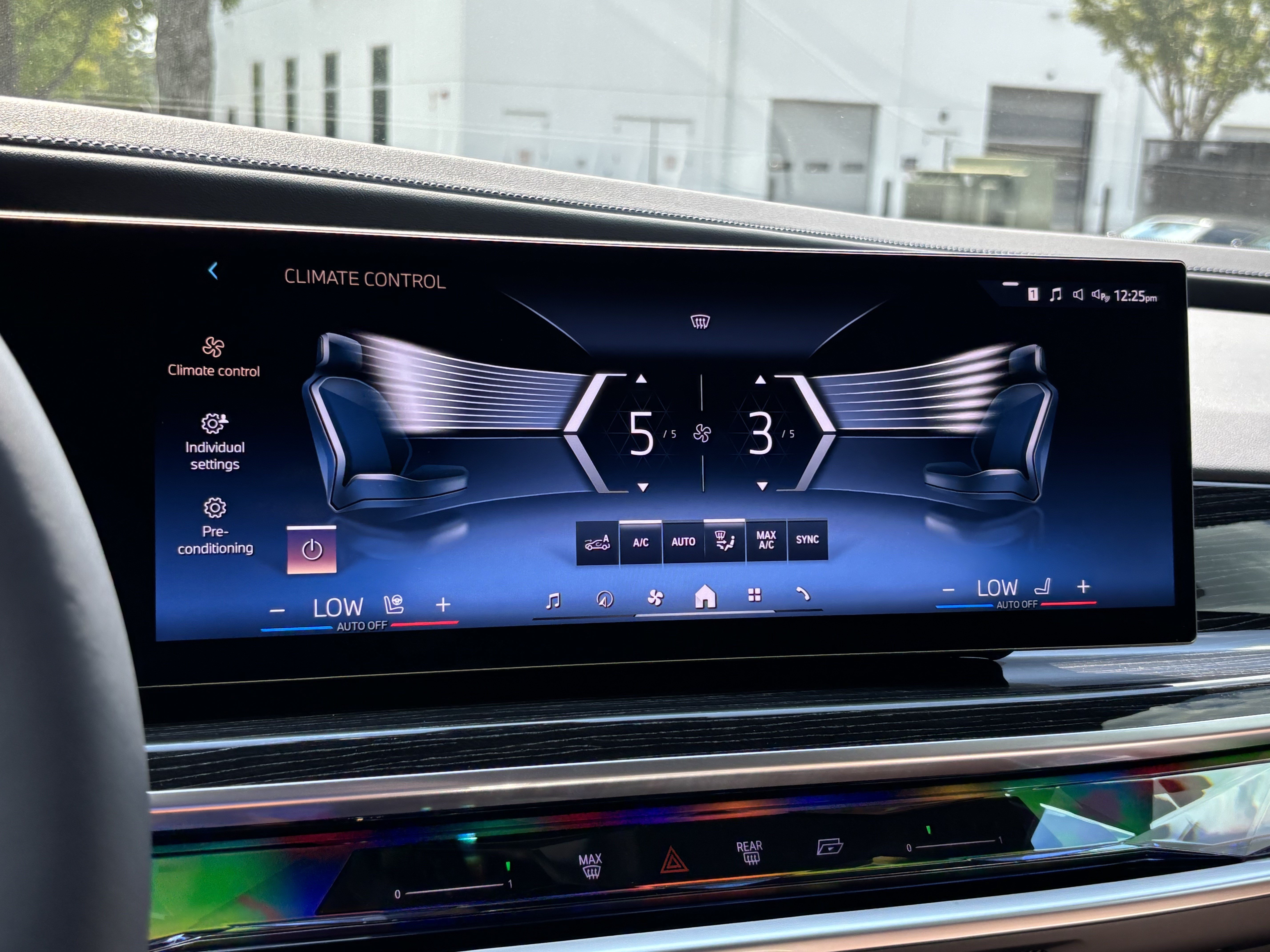 Certified 2025 BMW 750e xDrive w/ Executive Package AWD/4WD image 25