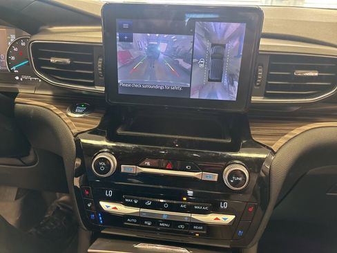 Certified 2021 Ford Explorer Limited w/ Equipment Group 301A image 4