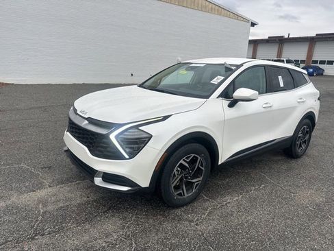 Used 2025 Kia Sportage LX image 2