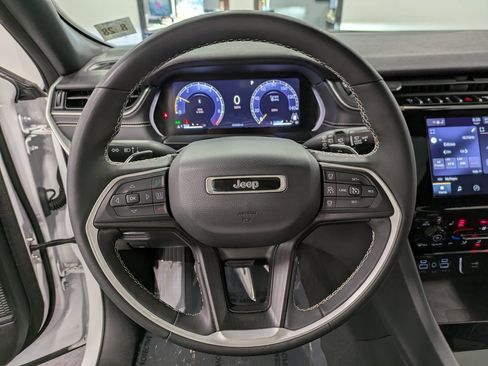 Used 2023 Jeep Grand Cherokee Altitude image 20