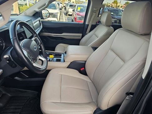 Used 2022 Ford Expedition XLT image 17