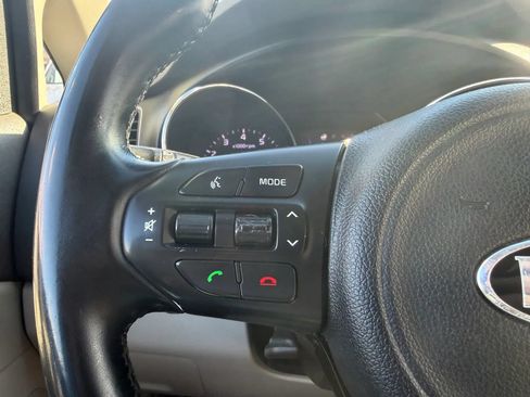 Used 2017 Kia Sedona LX w/ LX Essentials Premium Package FWD image 14