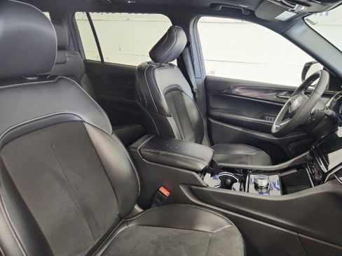 Used 2023 Jeep Grand Cherokee L Laredo image 9