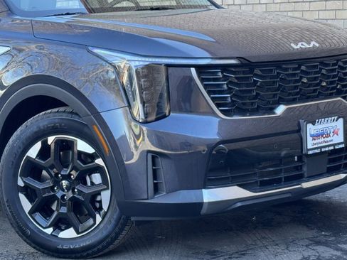 Used 2025 Kia Sorento S w/ Panoramic Sunroof Package image 3