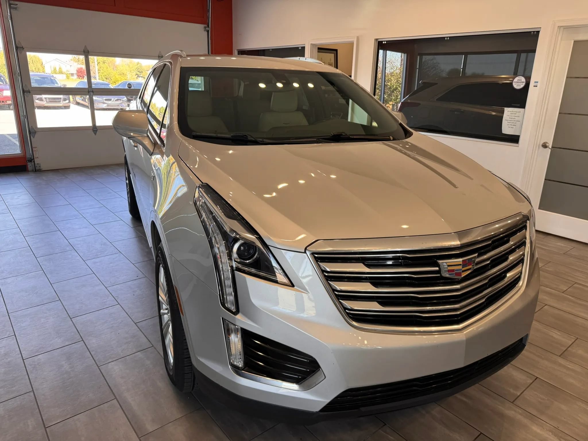 Used 2019 Cadillac XT5 FWD image 2