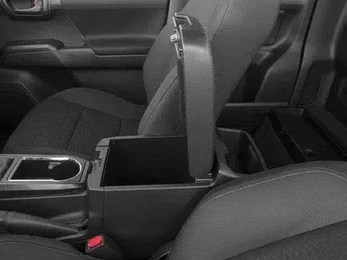 Used 2017 Toyota Tacoma SR AWD/4WD image 32