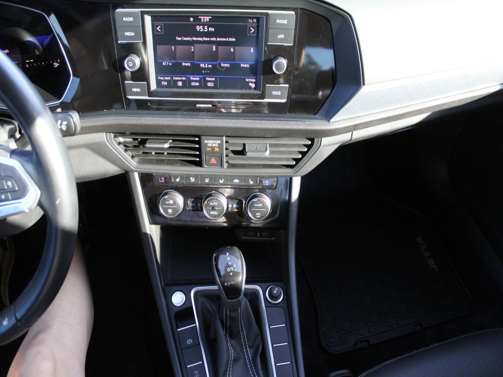 Used 2023 Volkswagen Jetta SE w/ Panoramic Sunroof Package FWD image 15