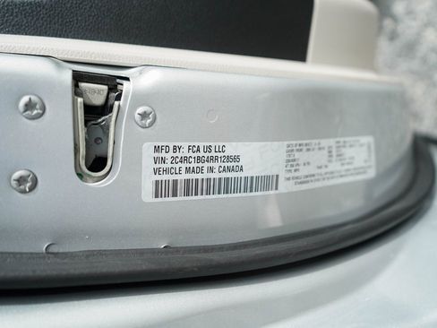 Used 2024 Chrysler Pacifica Touring-L image 38