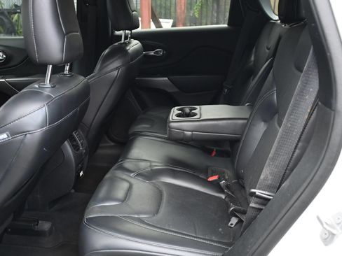 Used 2019 Jeep Cherokee Limited FWD image 13