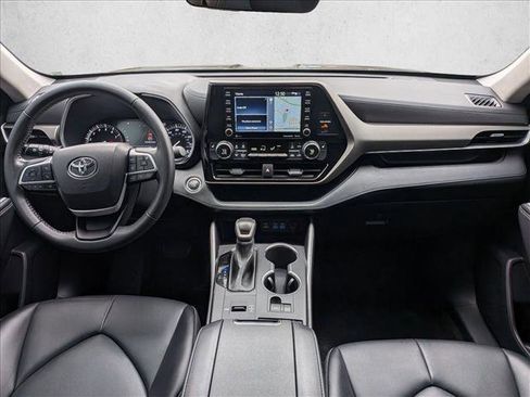 Used 2022 Toyota Highlander XLE image 18