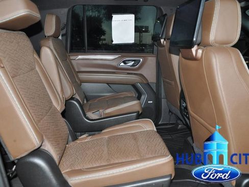 Used 2021 Chevrolet Suburban High Country w/ Premium Package image 14